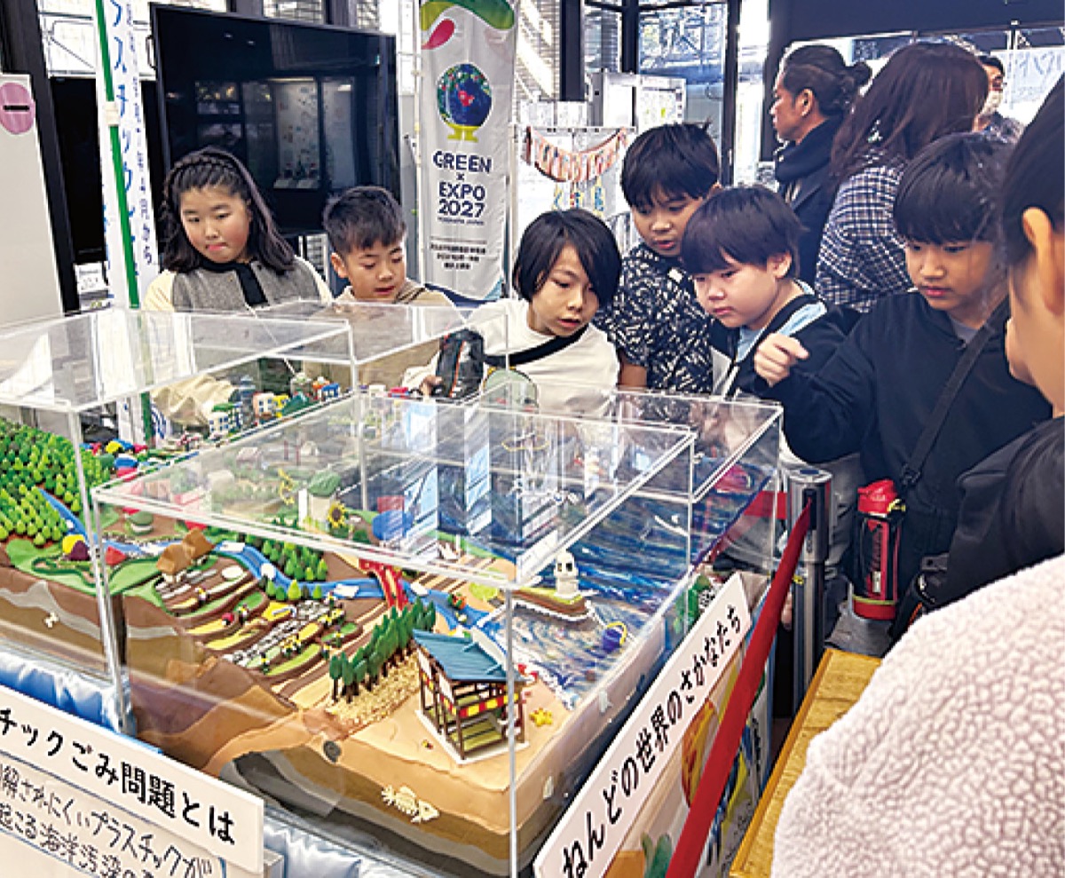 ジオラマにも興味津々