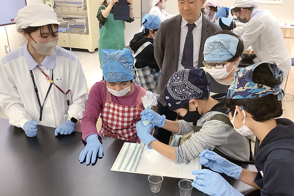 独自の小枝づくりに挑戦