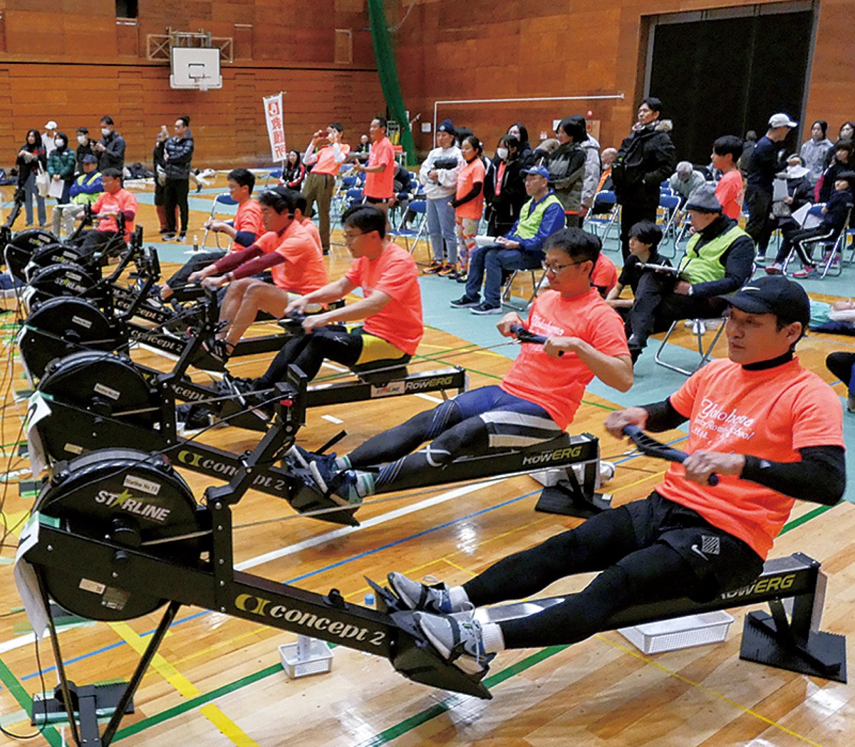 室内ボート漕ぎに精出す