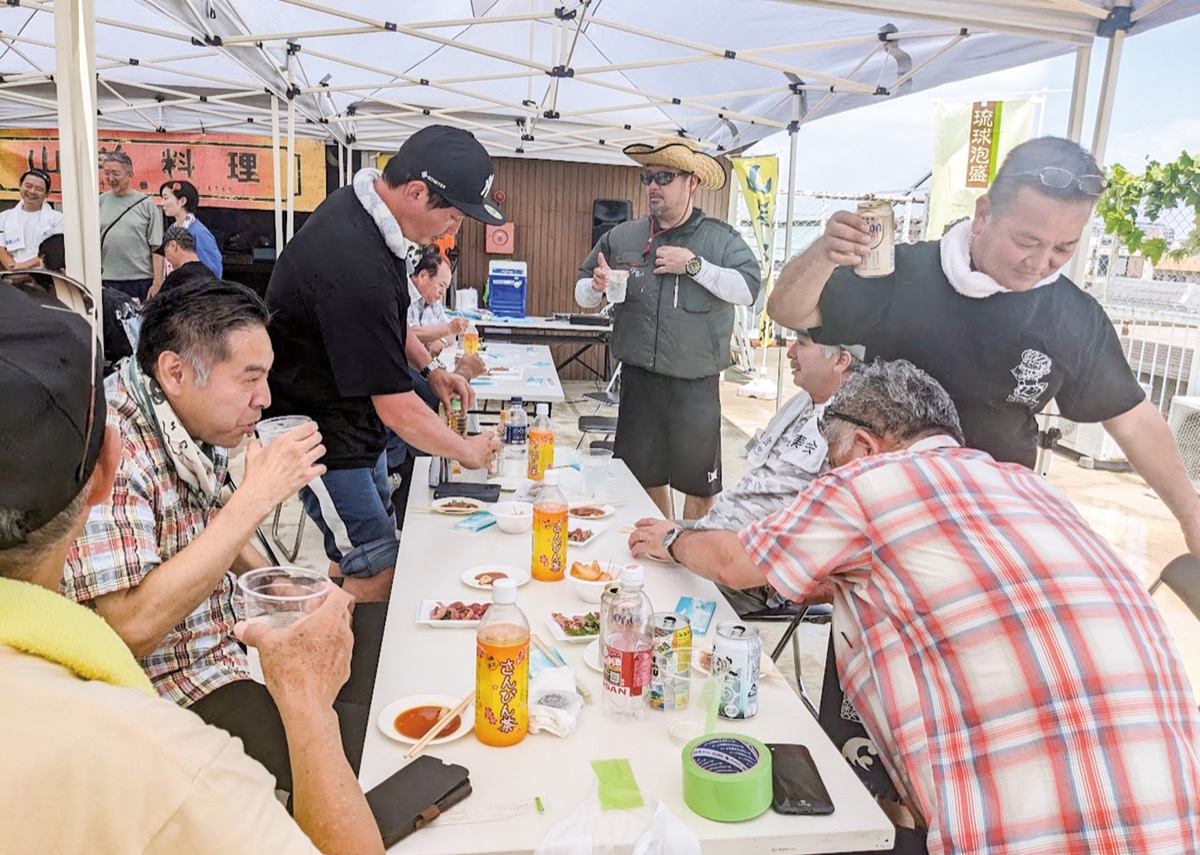 伝統料理”ヒージャー”味わう
