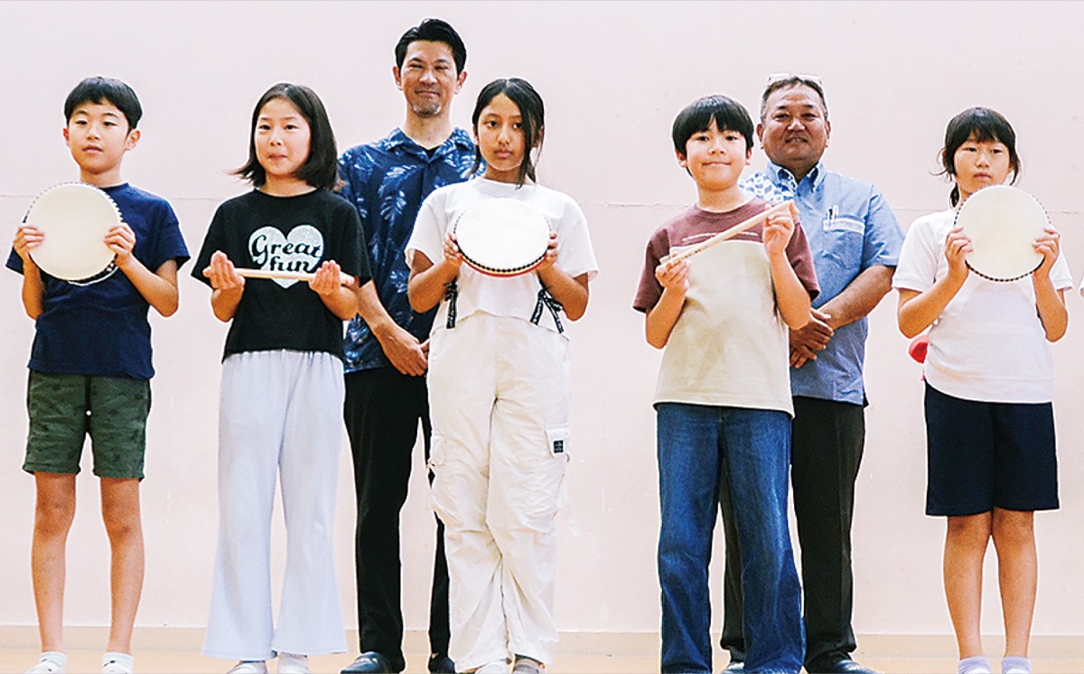 市場小に沖縄太鼓寄贈