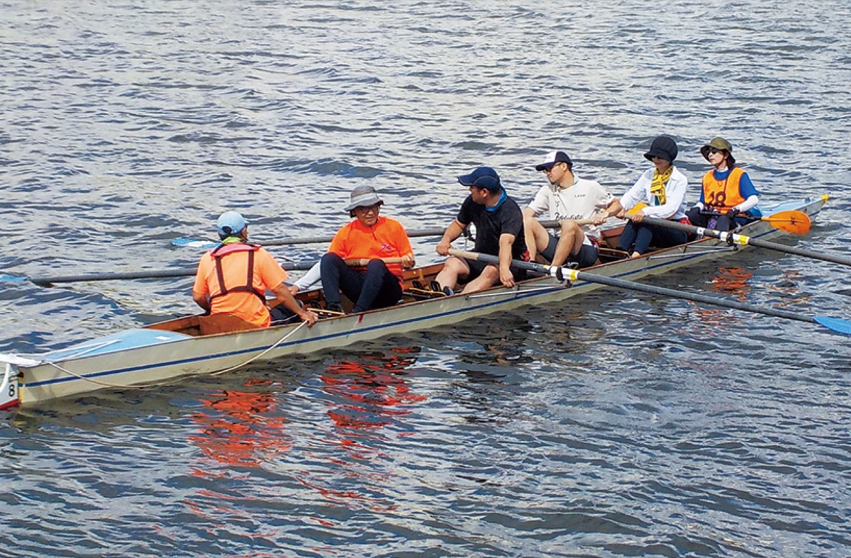 鶴見川でボート楽しむ