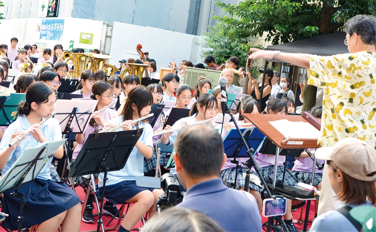 つるぎんに吹奏楽の音色