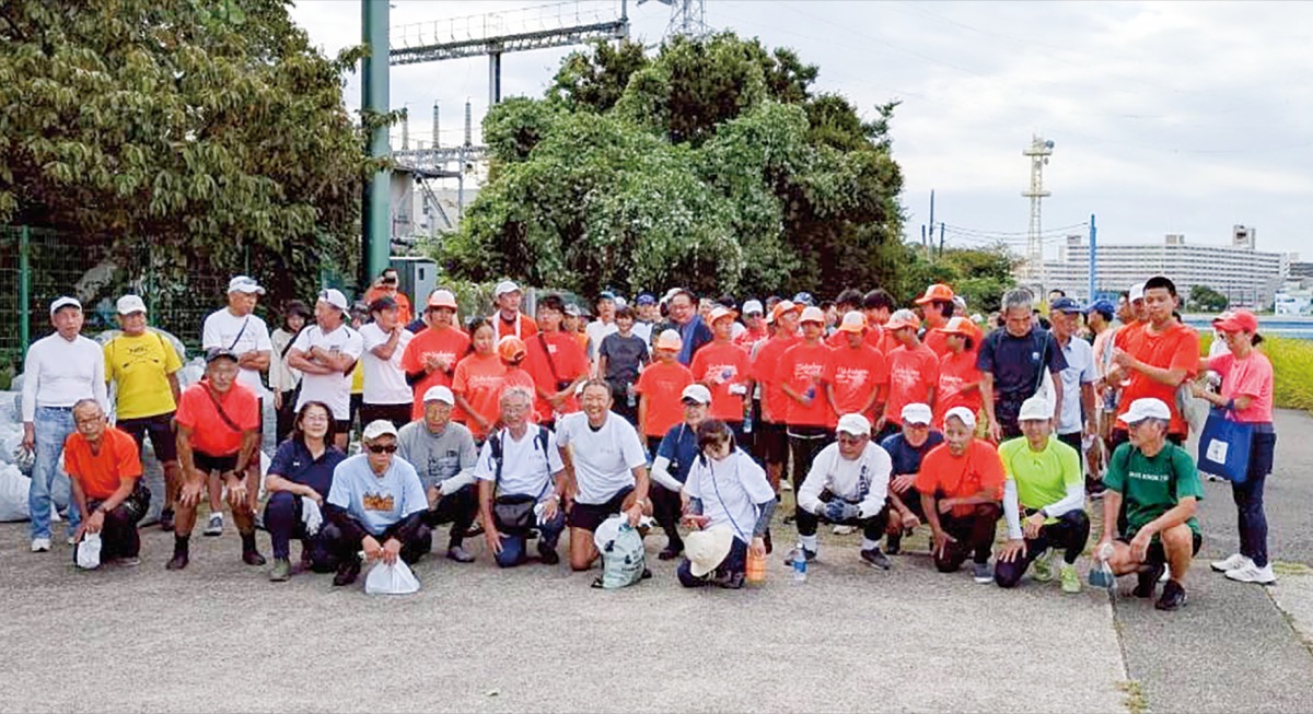 鶴見川沿いを清掃