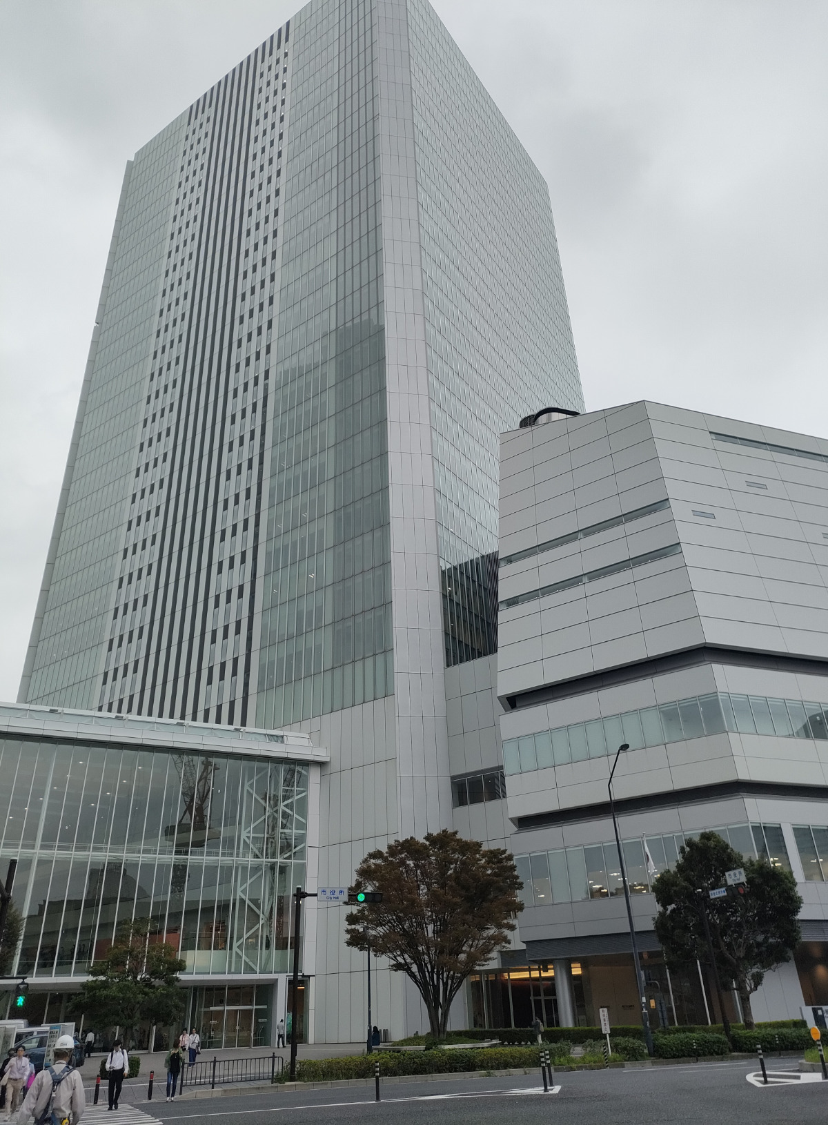 横浜市職員 月給1.3万円引き上げへ