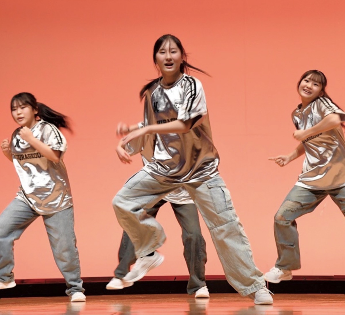 中高生がダンスで躍動