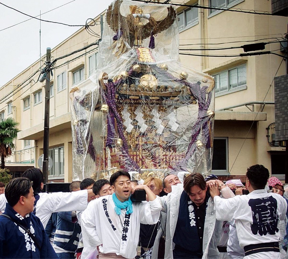 雨に負けず神輿練り歩き