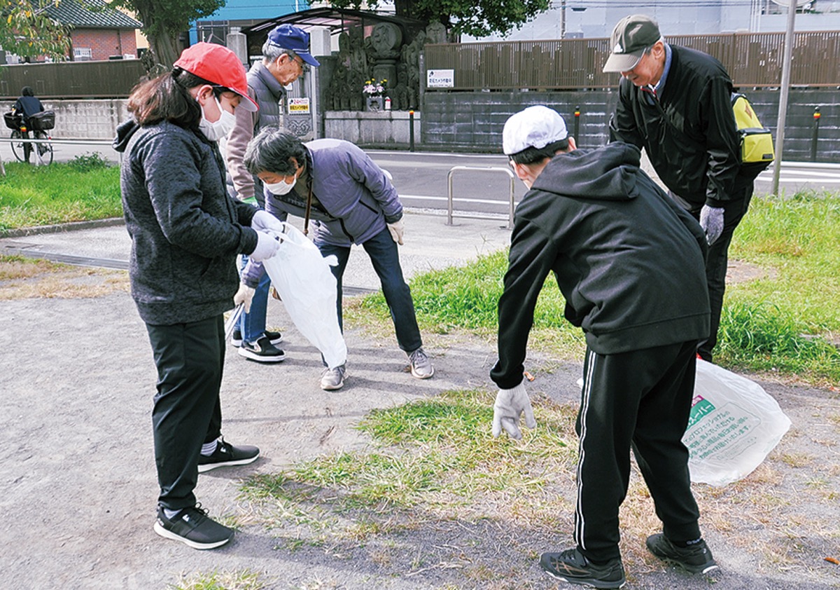 児童と住民が一緒に清掃
