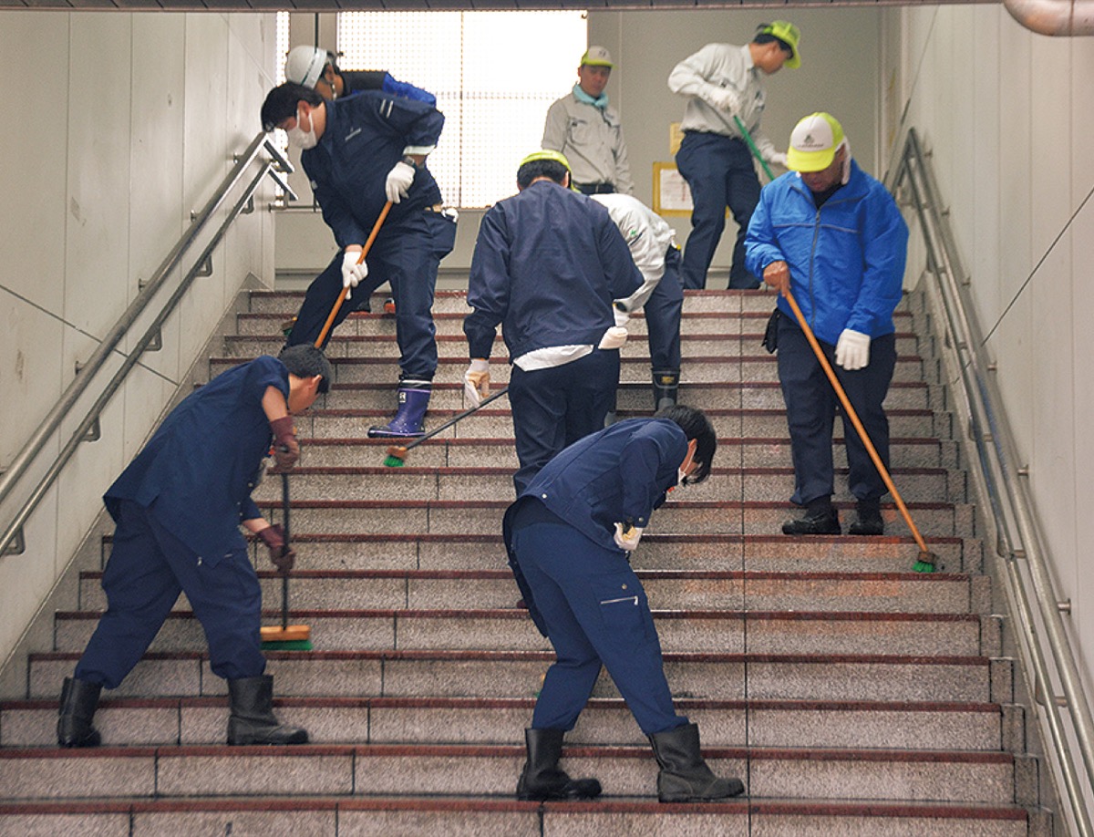東西自由通路を清掃