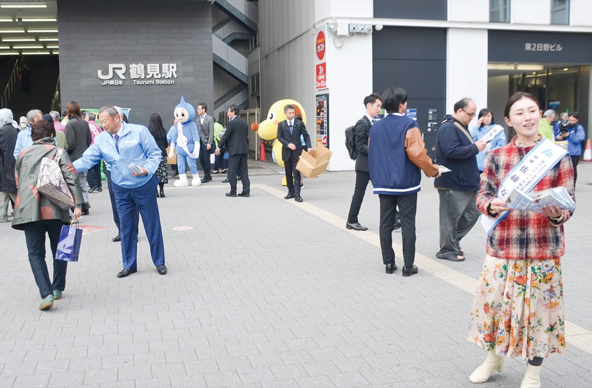 鶴見駅前で税の啓発活動