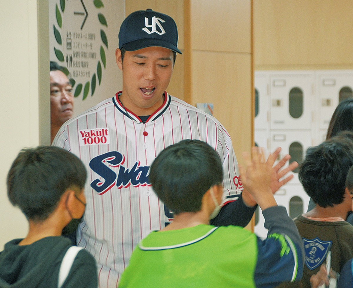 青柳選手が区内２校を訪問