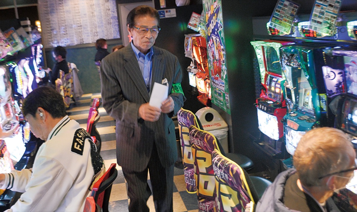 パチンコ店を防犯巡回