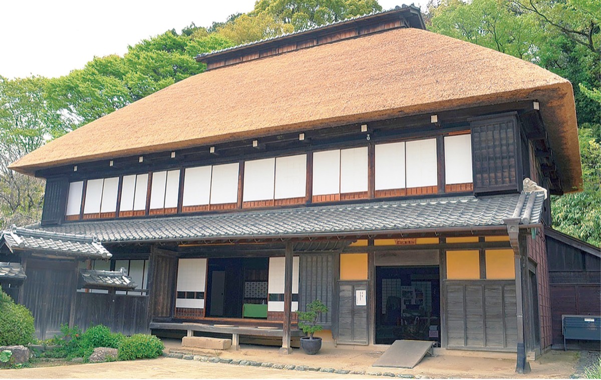 茅葺き屋根工事を見学