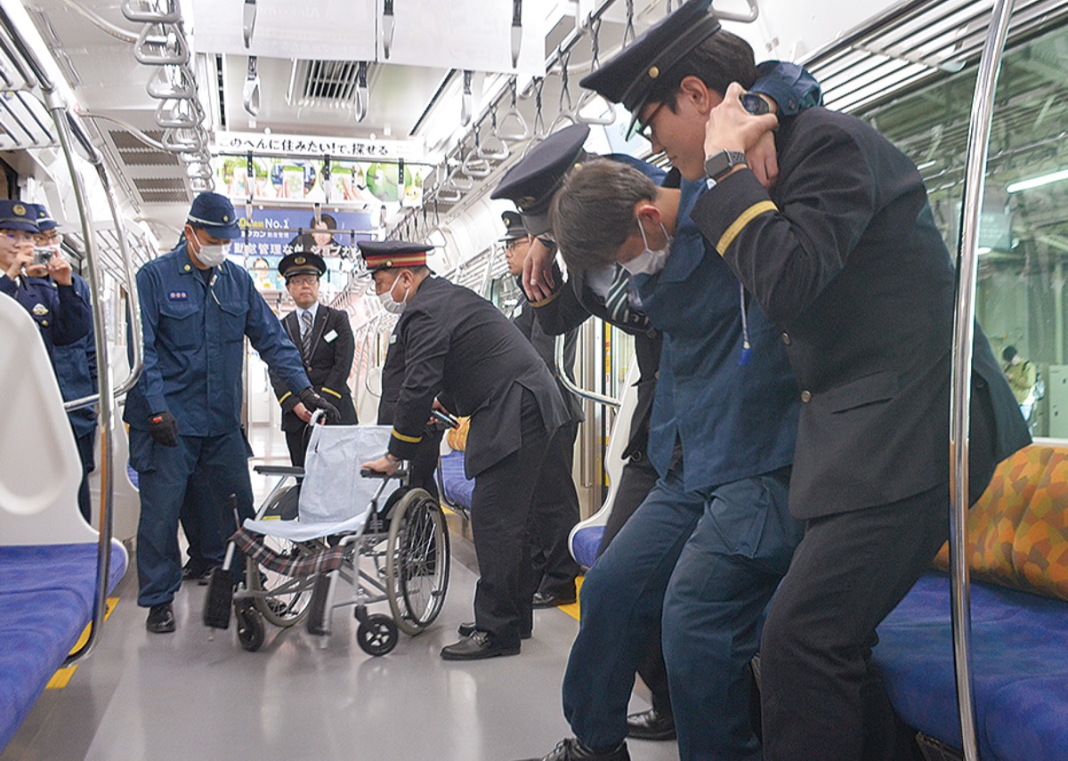 泥酔客の対処法を学ぶ