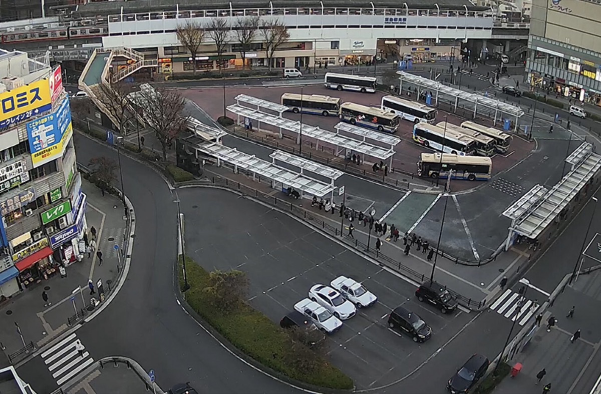 鶴見駅前の状況を生配信