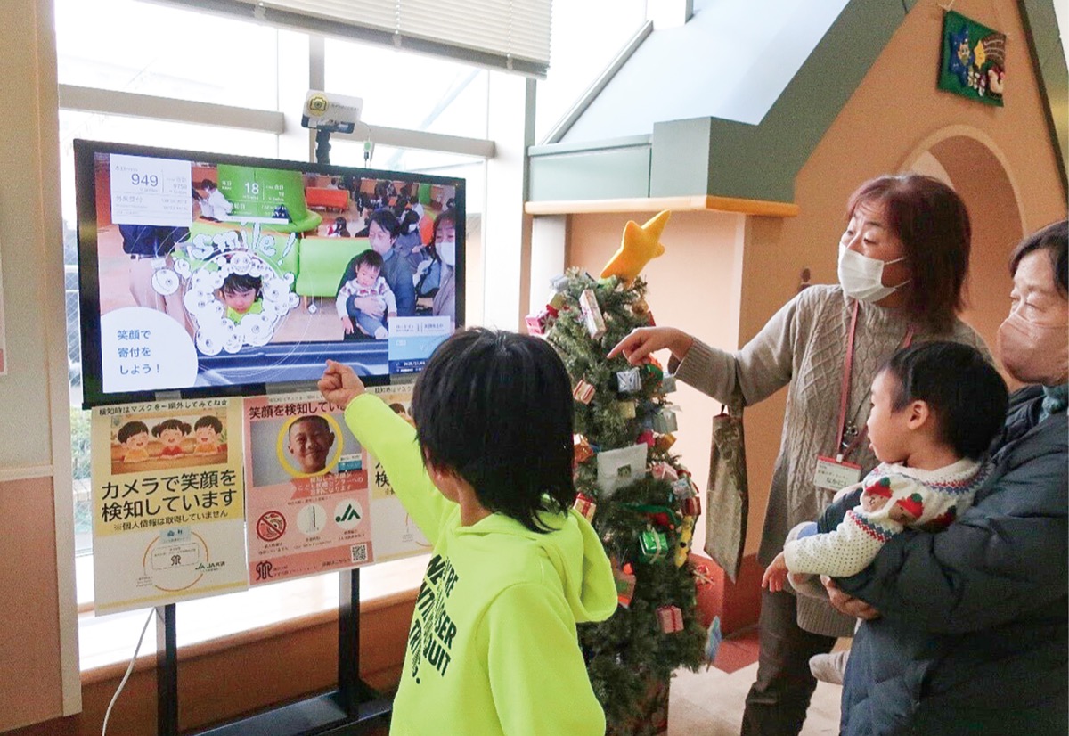 笑顔検知のカメラに子どもたちも興味津々