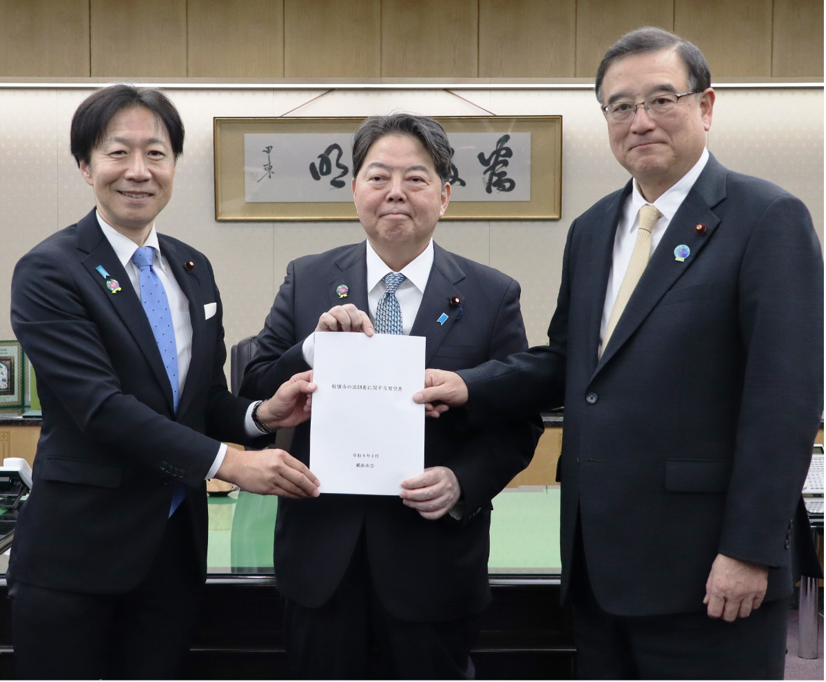 横浜市会、特別市の法制化求める　総務相に要望書