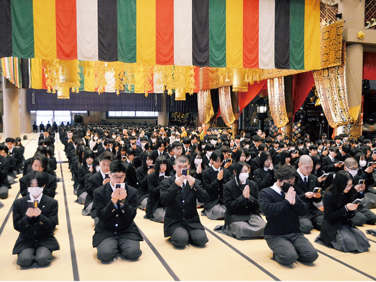 早朝の總持寺で座禅