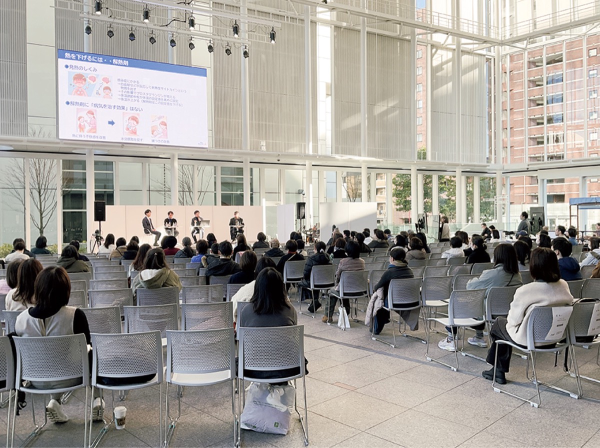 横浜市役所1階のアトリウムで開催された