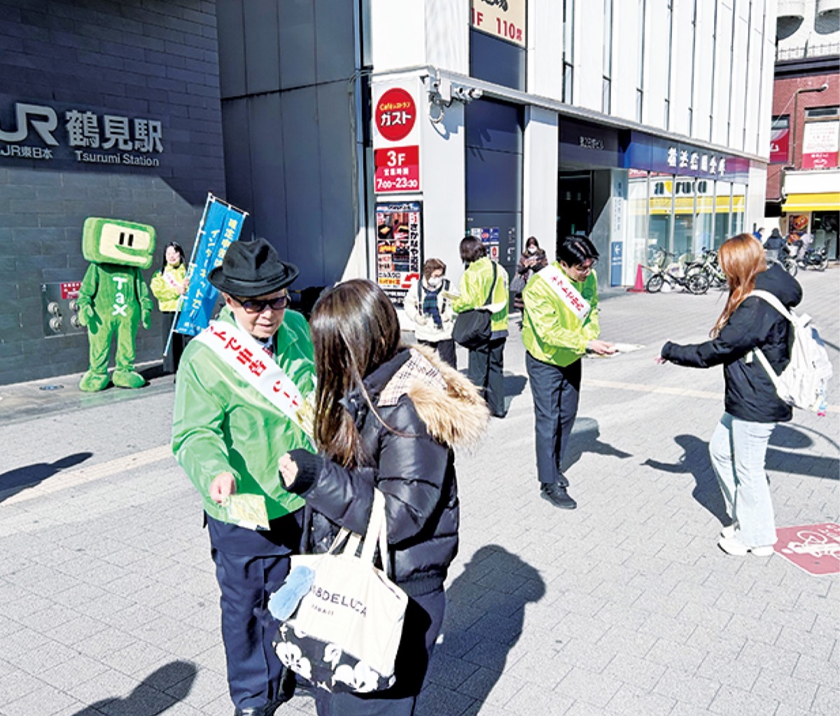 啓発チラシを配る団体会員ら