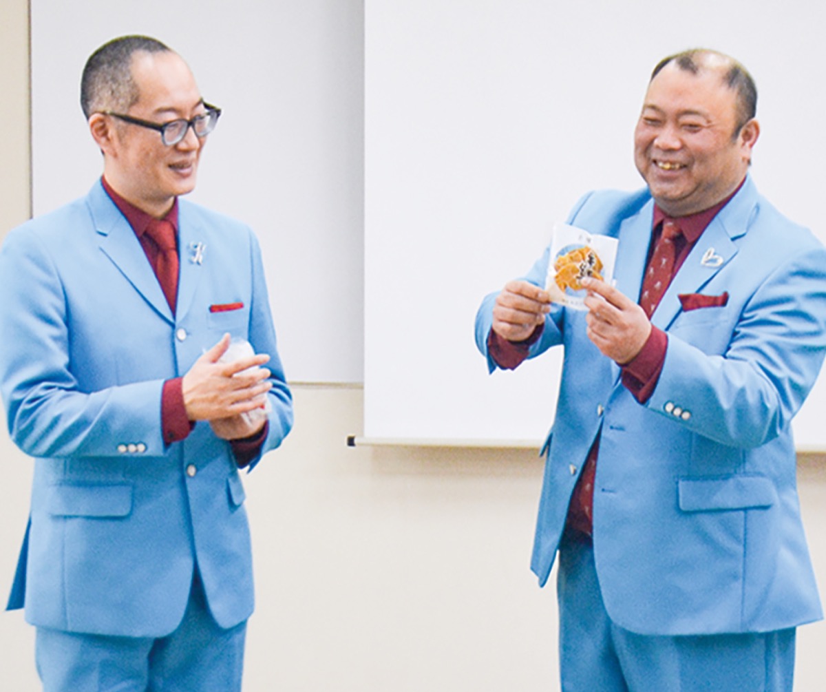 漫才で鶴見グルメを紹介