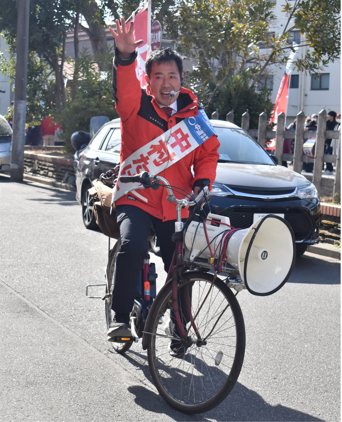 自転車で選挙区を回った中村氏