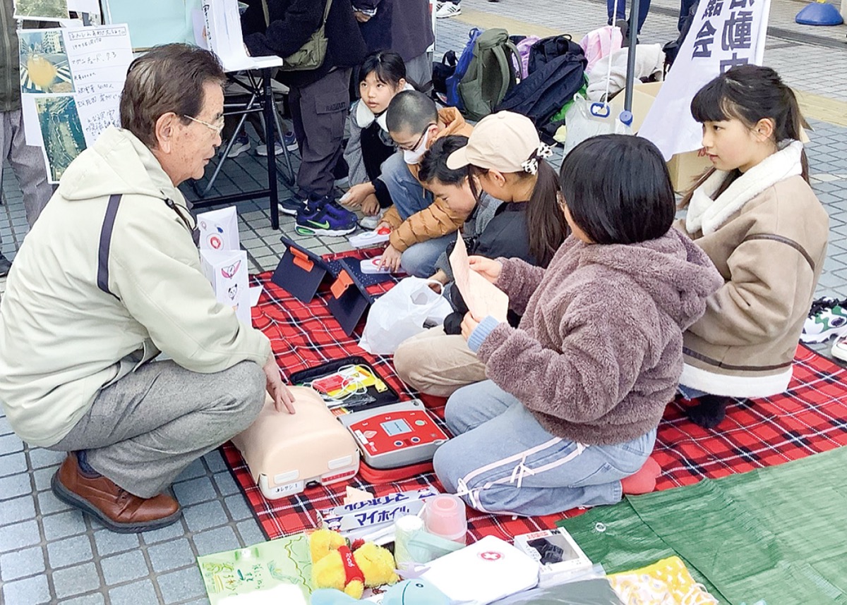 西口のイベントでPRする児童たち
