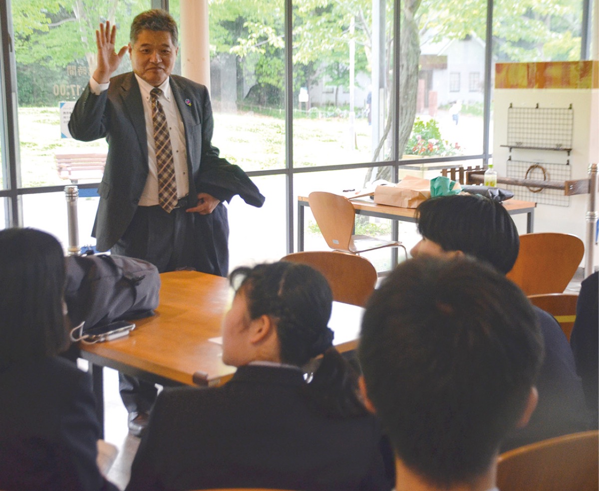 打ち合わせを行う橘学苑高生徒