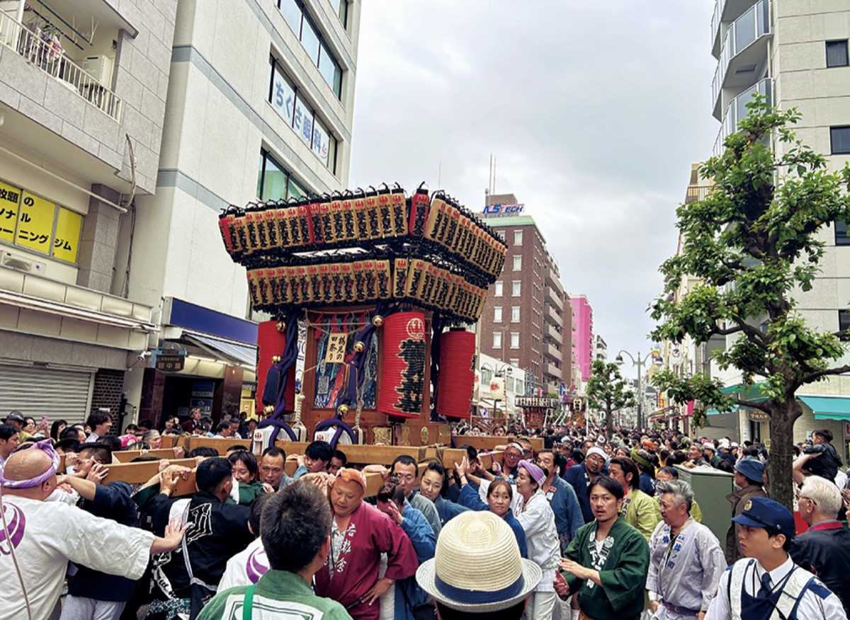 神輿がベルロードを練り歩いた