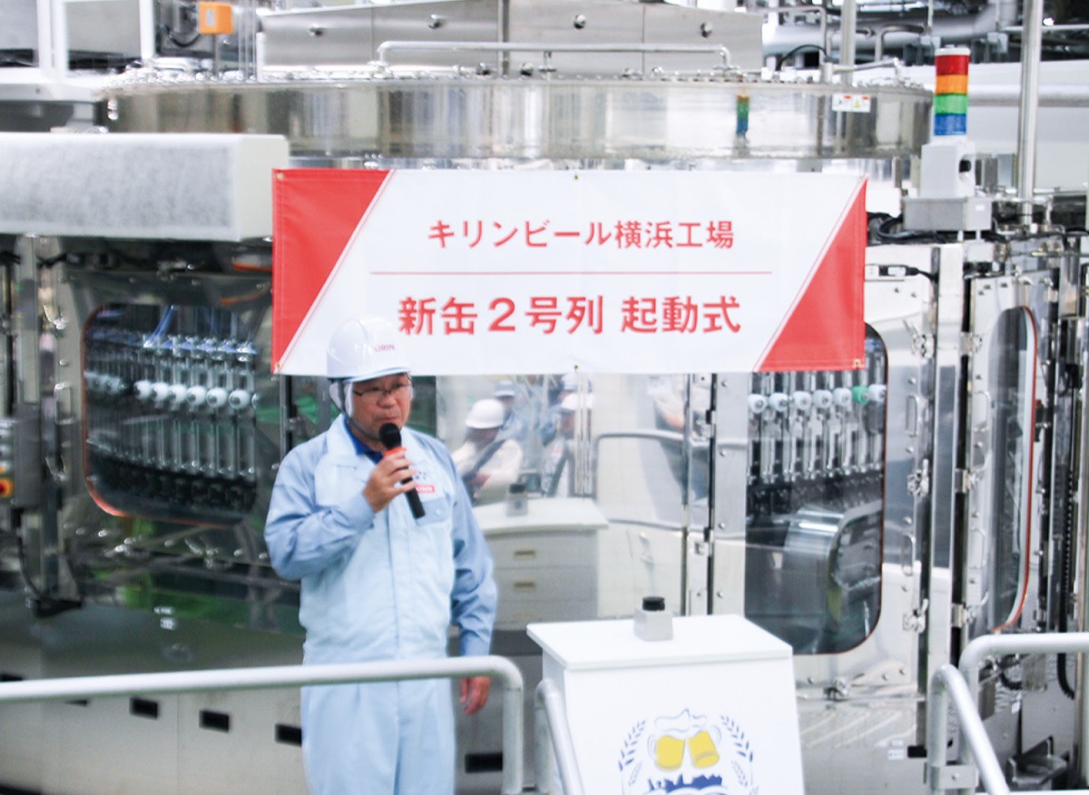 新製造ラインの前であいさつする藤原工場長
