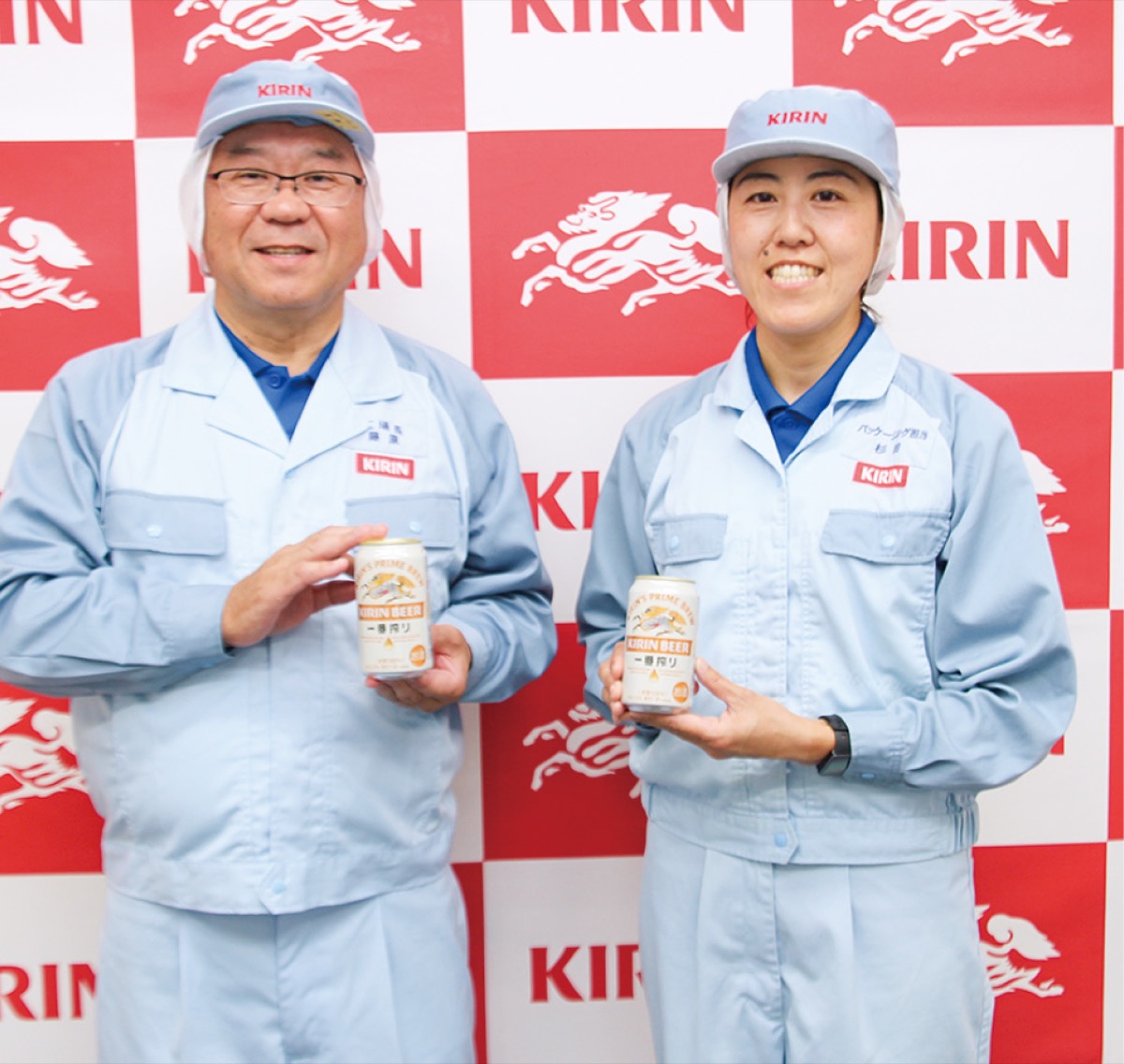 新缶ラインで充填した商品を持つ藤原工場長(左)と杉田未来部長