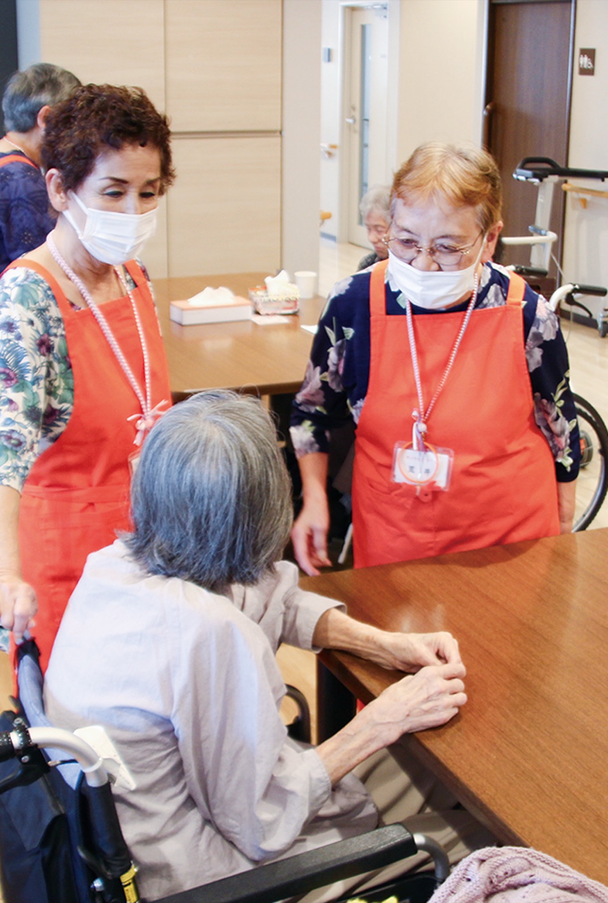 利用者と交流する同実行委員会のメンバー