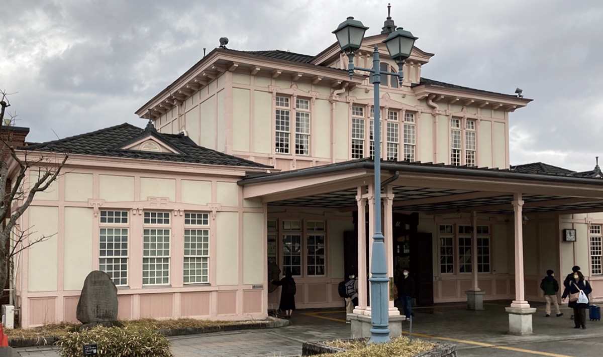日光駅前に立つ日光山益莫碑が吉田寅松の功績を伝える
