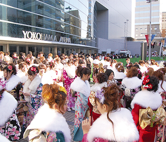 華やかな晴れ着が集う横浜アリーナ周辺（写真は昨年）
