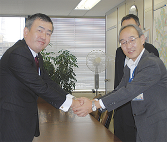 友田道路局長（右）とヤマト運輸関東支社の長尾支社長