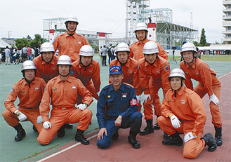 松原正之神奈川消防署長（前列中央）と出場メンバー