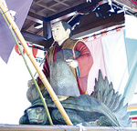 ケヤキで彫られた太郎像