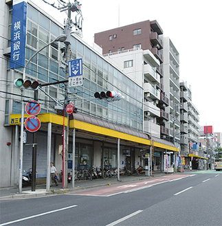 「出買坂」と呼ばれていた現・横浜銀行前