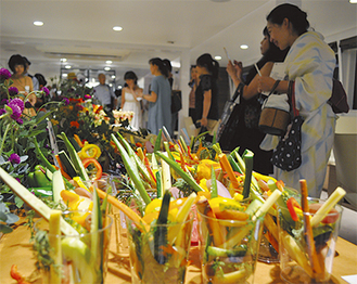 色とりどりの美しい野菜に感嘆の声を上げる参加者