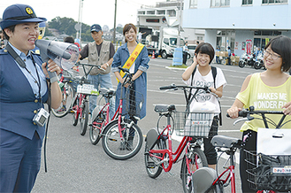 自転車の乗り方を教わる参加者