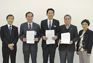 協定を結んだ薮田支店長（中央）と富田会長（右から二番目）