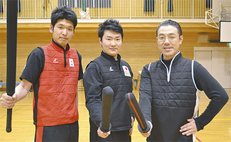 優秀選手として県から表彰された（左から）東さん、田村さん、桶作さん