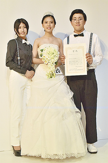 最優秀賞のダイヤモンドプライズを受賞した、（左から）田中さん、青木さん、足立さん