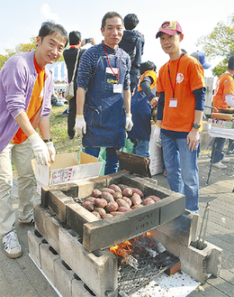 焼き芋を作る幸ケ谷小学校おやじの会のメンバー