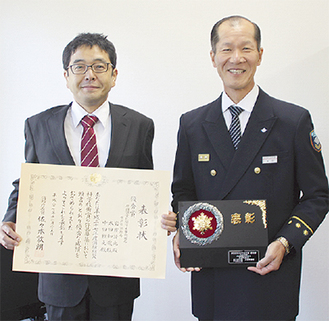 森田清署長に受賞報告した岩方さん（左）