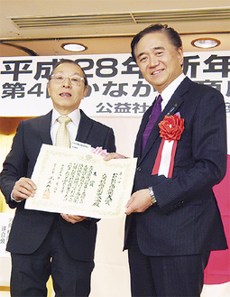 黒岩県知事から表彰を受けた糸井専務理事