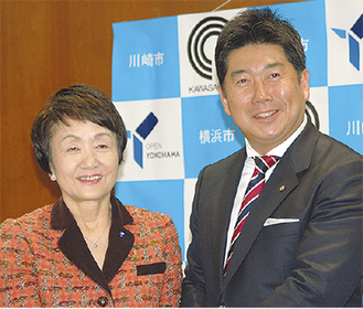 会見した林横浜市長（左）と福田川崎市長