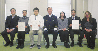 （左から）落合夫妻、村松さん、森田署長、木村さん一家