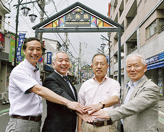 （左から）野村さん、石原さん、北村さん、足立さん