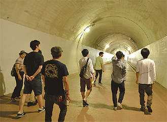 トンネルを見学する参加者